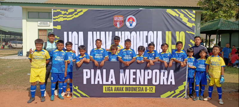 SEMANGAT: Tim UNESA FC Academy siap menjalani perdana mereka di Liga Anak Indonesia. 