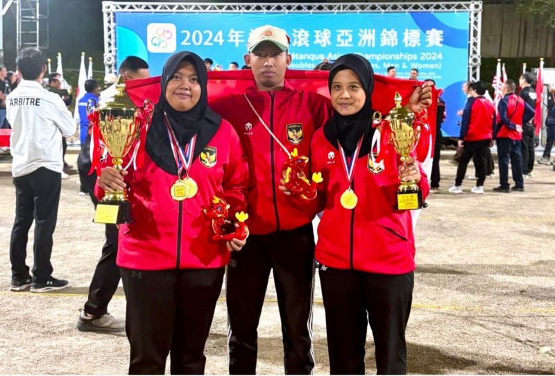 Bikin bangga! Mahasiswa FIKK UNESA pamerkan medali dan trofi kemenangan hasil kerja keras mereka selama ini.