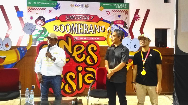 Rektor UNESA didampingi Dekan FBS dan Koorprodi S-1 DKV memberikan penguatan dan sejumlah pengarahan agar pameran internasional ke depan semakin masif, baik dari aspek partisipasi, branding,maupun lokasi.