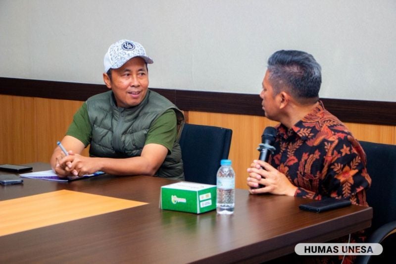 Wakil Rektor IV Unesa, Dwi Cahyo Kartiko, dan Atdikbud KBRI Beijing, Yudil Chatim mendiskusikan peluang kerja sama Unesa dengan mitra industri teknologi dan bidang-bidang lainnya di Tiongkok. 