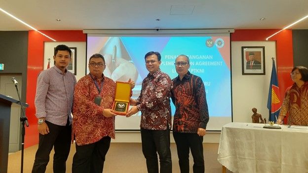 Penyerahan cinderamata Konjen KJRI Johor Bahru Malaysia kepada Kepala LPPM UNESA