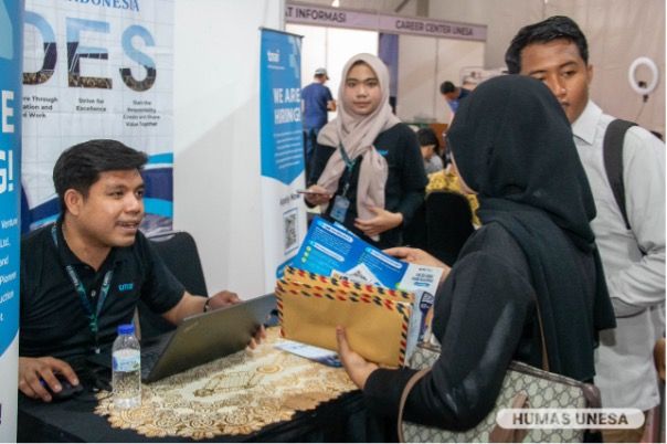 Alumni UNESA mengikuti Career Fair 2024 di Halaman Rektorat Kampus 2 Lidah Wetan, Surabaya.