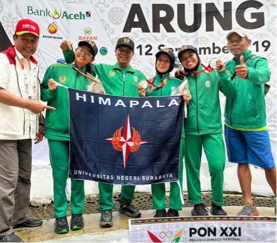 Tim Arung Jeram UNESA pamer medali dan bendera kebanggaan pada sesi awarding PON XXI Aceh-Sumut 2024.