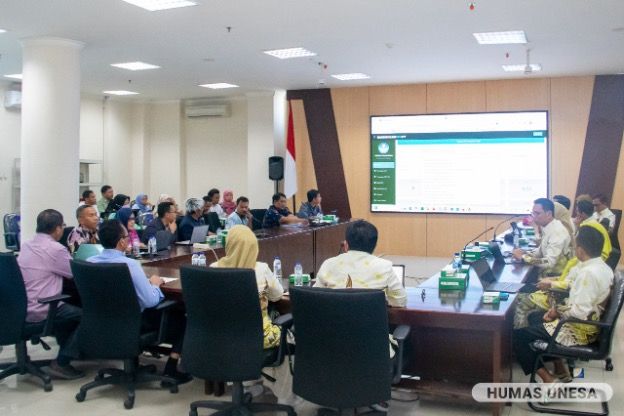 Jajaran pimpinan dan unit kerja selingkung UNESA sharing peningkatan capaian IKU PTN dengan jajaran tim UNM di Auditorium, Rektorat UNESA, Kampus II Lidah Wetan, Surabaya.