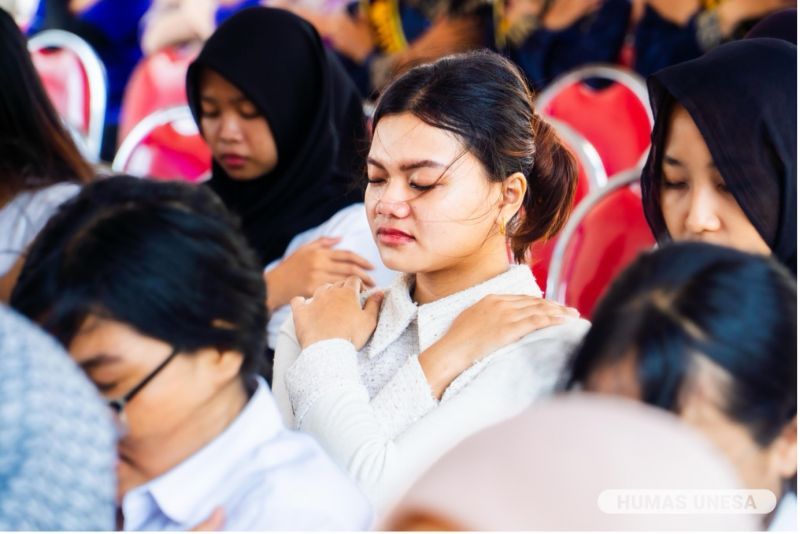 Mahasiswa Fakultas Psikologi, dan pimpinan serta civitas UNESA melakukan terapi Butterfly Hug di Gedung Psikologi UNESA. Kegiatan ini dimaksudkan sebagai upaya edukasi pentingnya kesehatan mental kepada generasi muda dan civitas.