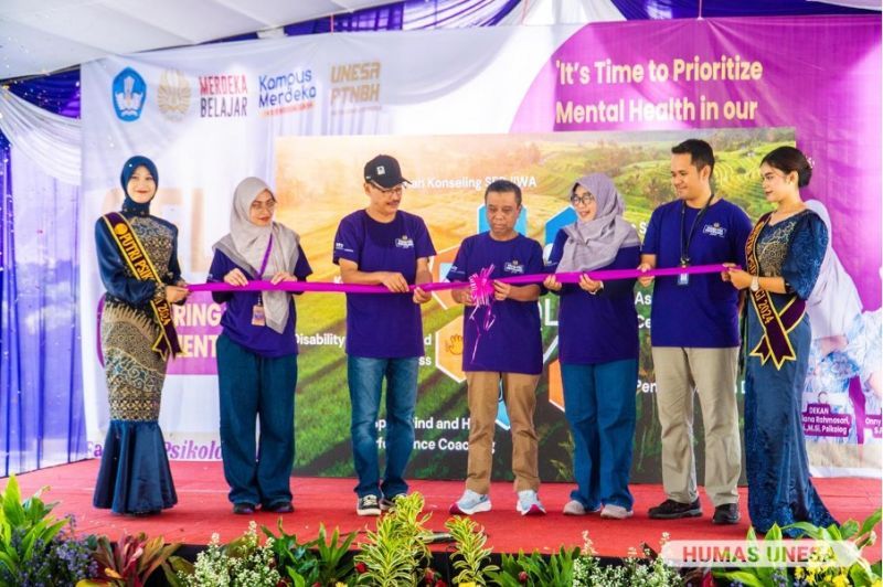 Pimpinan UNESA resmikan Landmark Fakultas Psikologi dan Quality Center of Life yang menjadi pusat konsultasi kesehatan mental civitas UNESA.