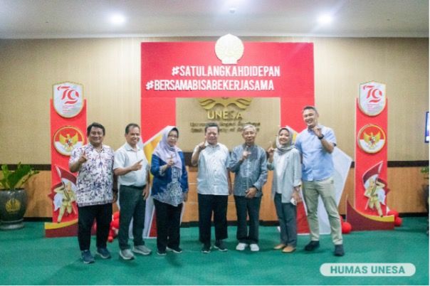 Jajaran direktorat, unit kerja bidang kerja sama dan pusat unggulan UNESA bersama delegasi Unmul.