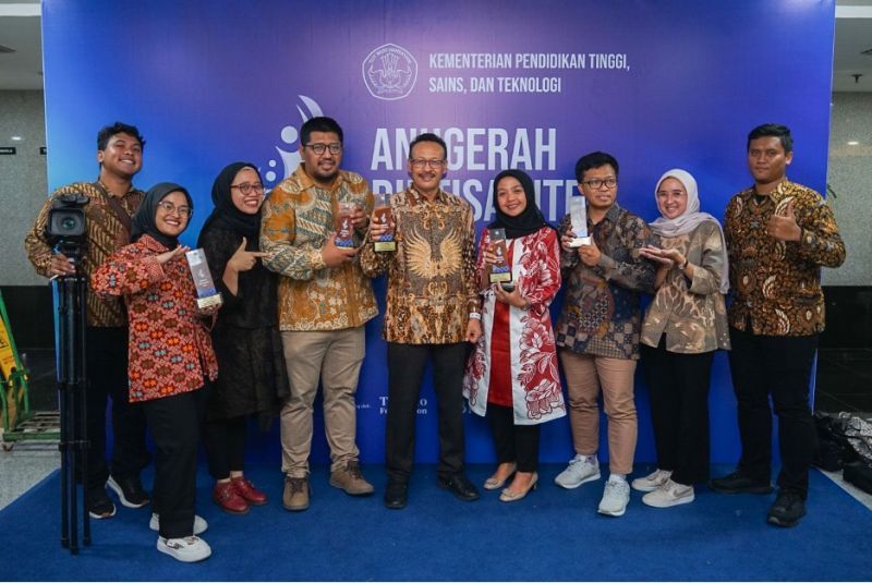 Bersama Wakil Rektor Bidang IV UNESA, Martadi (tengah), skuad Direktorat Humas dan Informasi Publik menunjukkan penghargaan usai awarding Anugerah Diktisaintek 2024 di Jakarta, 13 Desember 2024 lalu.