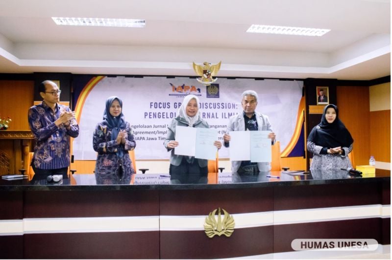 Penandatanganan komitmen kerja sama antara dekan Fisipol UNESA dengan DPP IAPA Jatim.