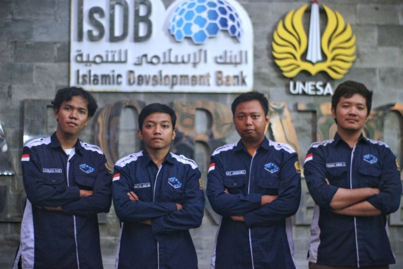 Skuad tim FLY-RG merupakan bagian dari Dewo Robotic FT UNESA, mereka berhasil menjuarai KRTI tingkat wilayah dan melaju ke tingkat nasional bersama 3 tim Dewo Robotic FT UNESA lainnya. 