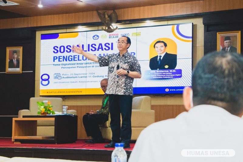 Sesi penyampaian materi Sosialisasi Pengelolaan Arsip UNESA. Kegiatan ini merupakan bagian dari komitmen meningkatkan kualitas pelayanan selingkung kampus "Rumah Para Juara".