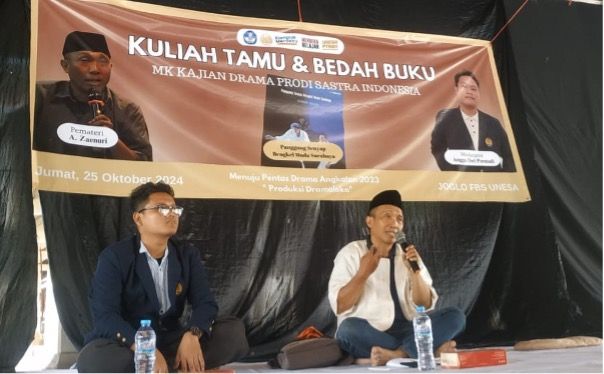 Achmad Zaenuri, tokoh teater Surabaya menyampaikan proses kreatif di balik hadirnya buku “Panggung Senyap Bengkel Muda Surabaya” di hadapan mahasiswa Prodi S-1 Sastra Indonesia UNESA.