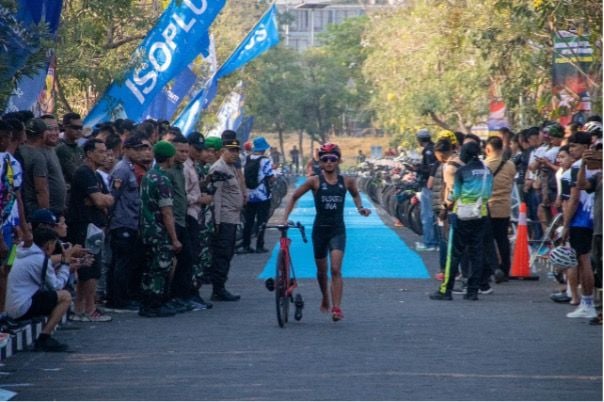 Peserta International Triathlon Open Tournament mengejar waktu tercepat untuk menyelesaikan kompetisi.