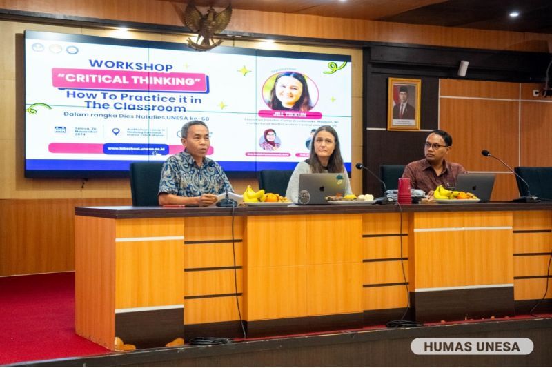 Direktur Lembaga Labschool UNESA, Sujarwanto (kiri) memberikan pengarahan dalam workshop critical thinking.