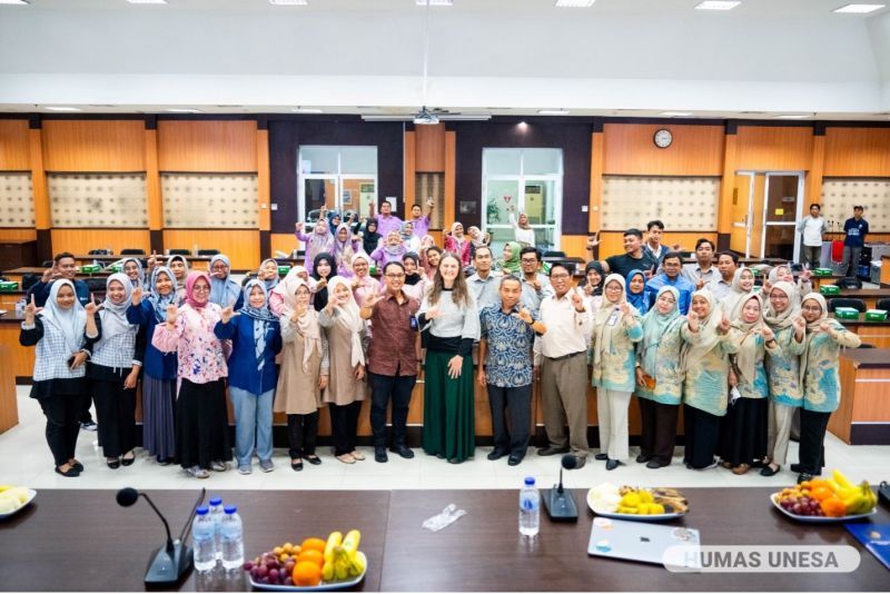 Workshop critical thinking ini dihadiri puluhan guru dari berbagai jenjang pendidikan Labschool UNESA. 