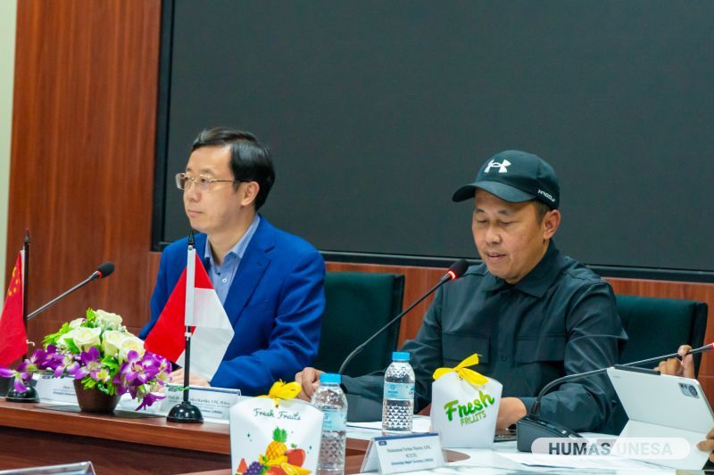 Wakil Rektor IV Unesa (kanan), dan delegasi Shanghai University, Tiongkok (kiri) membahas kerja sama sejumlah bidang. Salah satu realisasi dari kerja sama ini yaitu kuliah tamu internasional di FIKK.