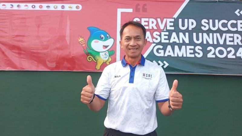 Thanakorn Srichaphan, pelatih tenis Thailand di Lapangan Tenis FIKK UNESA.