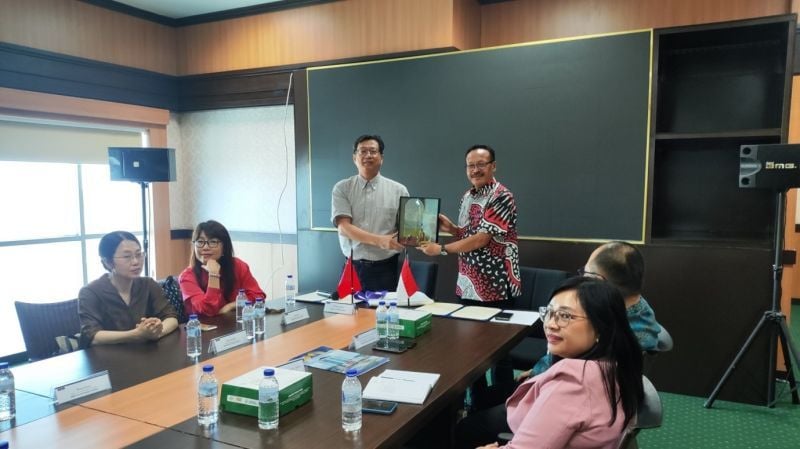 Pimpinan UNESA dan Hebei Art and Design Academy beserta jajarannya dalam pertemuan pembahasan kerja sama di Rektorat UNESA.