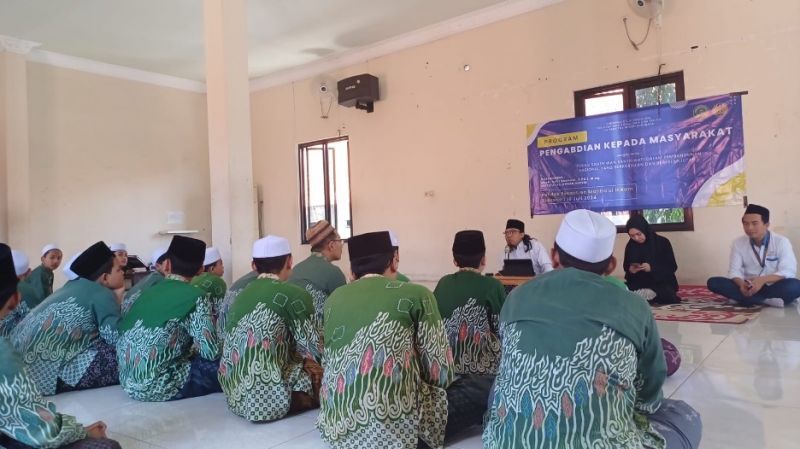 Suasana diskusi gender yang diinisiasi tim PKM Sosiologi UNESA di Pondok Pesantren Manbaul Hikam, Tanggulangin, Sidoarjo.