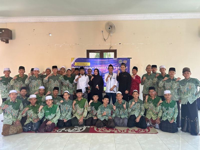 Kegiatan ini dibuka Pengasuh Pondok Pesantren, KH. Muh. Salim Imron dan melibatkan puluhan santri.