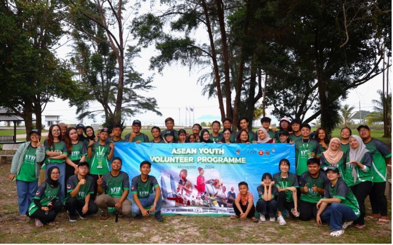 Hasan Abdul Bar bersama sejumlah volunteer lain yang berasal dari berbagai negara ASEAN.