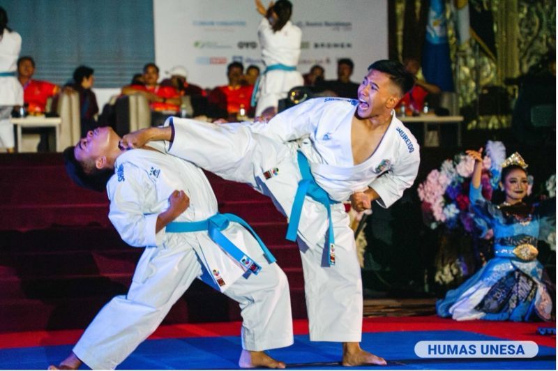 Pertunjukan skill dan teknik turut mewarnai pembukaan Kejuaraan Karate UNESA RECTOR CUP II 2024.