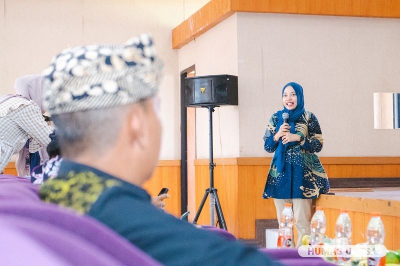 Koordinator Prodi S-1 PGPAUD, Kartika Rinakit Adhe, S.Pd., M.Pd., menyambut hangat para guru PAUD yang juga sharing terkait pendidikan bersama para dosen UNESA.