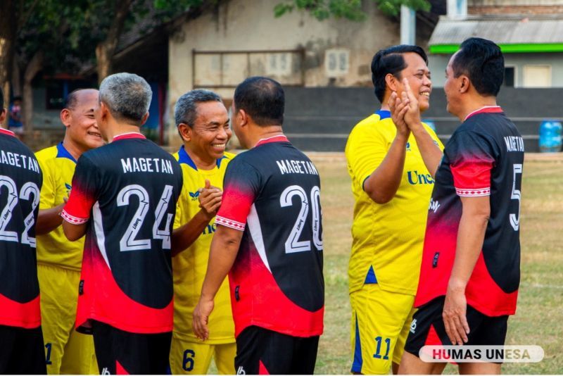 Wakil Rektor III, Direktur Lembaga Labschool sekaligus Manajer UNESA FC, dan Dekan Vokasi berjabat tangan mengawali laga persahabatan bersama Pemkab Magetan.