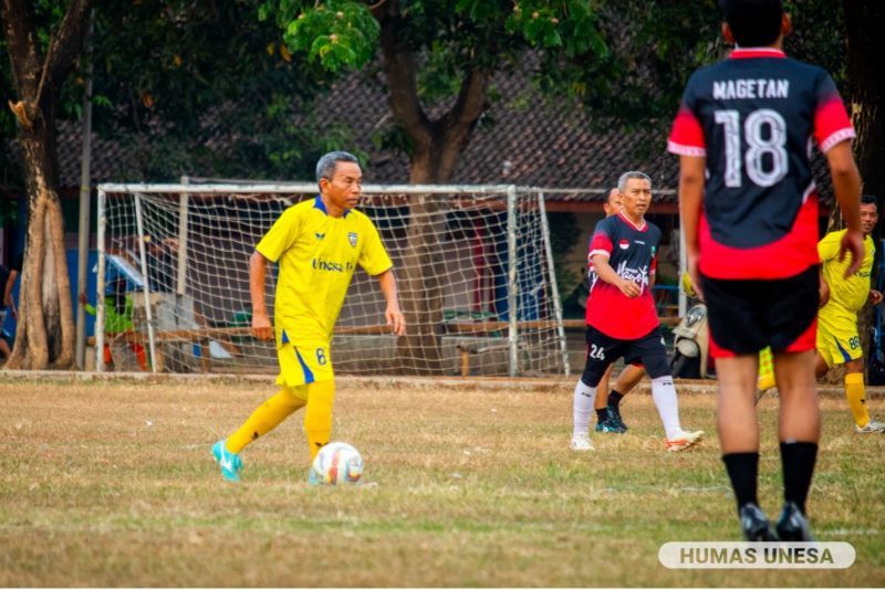 Prof Jar menggocek bola menerobos area pertahanan Skuad Pemkab Magetan. 