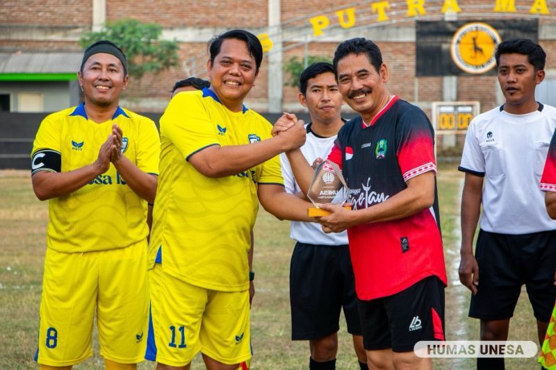 HANGAT: Pimpinan UNESA menyerahkan cinderamata kepada Pemkab Magetan usai laga persahabatan.