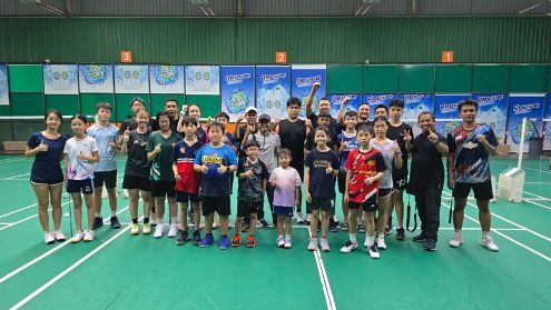 Tim dosen Vokasi UNESA bersama para seluruh atlet muda RBC Badminton, Damansara, Selangor, Malaysia. 