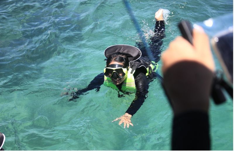 Salah satu peserta Meersea Tour menjajaki kekayaan dasar laut di Gili Ketapang, Probolinggo.