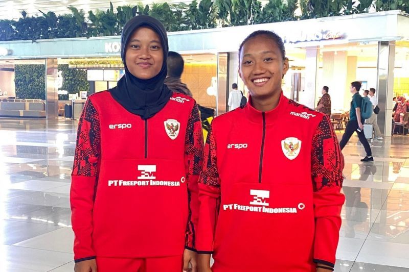 Mahasiswi FIKK UNESA, Ayunda Dwi Anggraini (kiri-jilbab) dan Ellen Tria Ferlika (kanan) saat ini memperkuat Timnas Sepak Bola Wanita Indonesia yang saat ini memasuki Semifinal Piala AFF Wanita 2024.