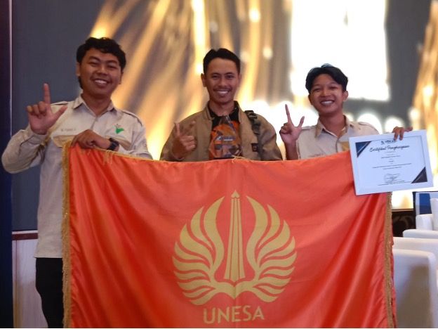 BEM Vokasi UNESA kibarkan bendera UNESA usai menerima penghargaan APTV Award 2024.