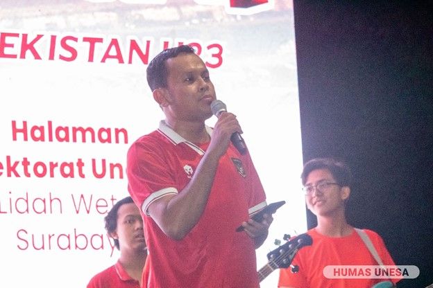 Agung Stiawan, S.Pd., M.Pd., dosen UNESA memberikan sambutan dan pengarahan dalam nobar di UNESA