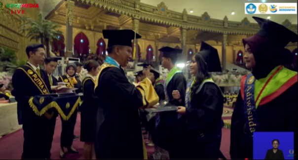Rektor dan jajaran pimpinan memberikan penghargaan kepada wisudawan terbaik Unesa.
