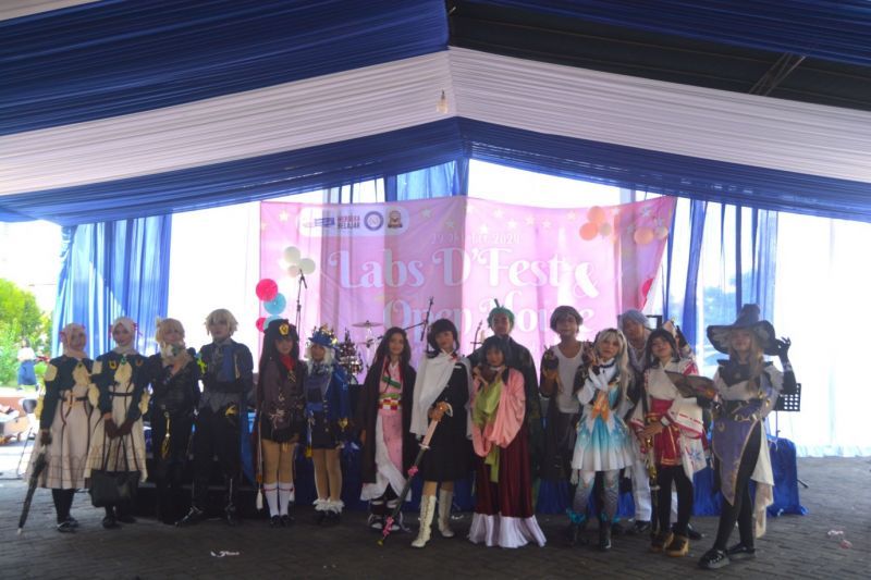 Siswa Labschool UNESA pamer cosplay dalam Labs DÃ¢ï¿½ï¿½Fest and Open House.