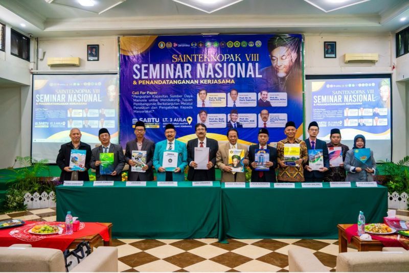 Seminar nasional dan penandatanganan kerja sama ini dihadiri UNESA bersama belasan perguruan tinggi se-Jatim lainnya.