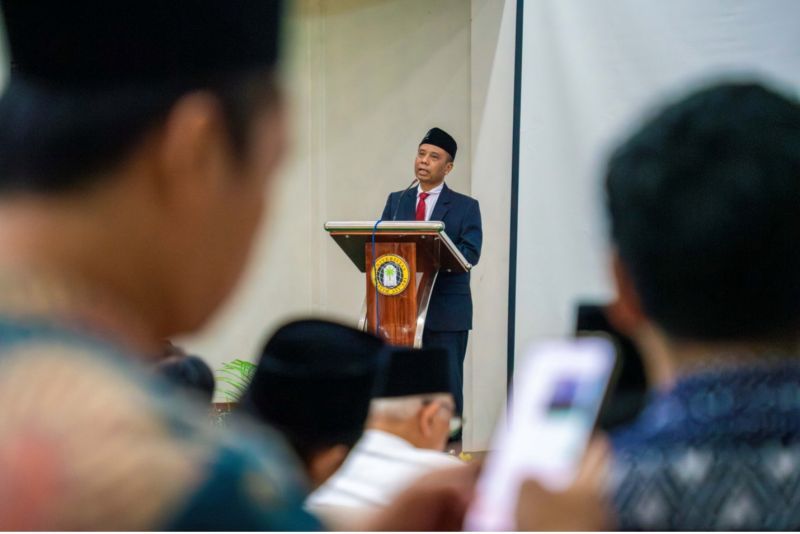 Guru besar sekaligus wakil rektor I UNESA menjadi narasumber utama dalam seminar Sainteknopak Unhasy. Dia menekankan pentingnya kolaborasi dan pendekatan holistik dalam meningkatkan SDM dan mendongkrak IPM menuju Indonesia Emas 2045.