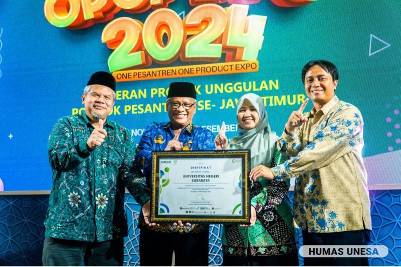 Wakil Rektor II UNESA dan tim menerima sertifikat Zona KHAS dalam One Pesantren One Product (OPOP) EXPO 2024.