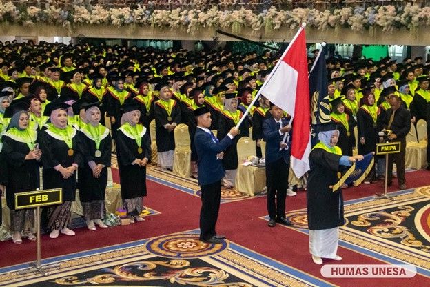 Sah! Seribu lebih wisudawan resmi menyandang gelar. Pimpinan UNESA mendorong para lulusan untuk tetap tangguh, adaptif, dan berkontribusi bagi masyarakat, bangsa, dan negara.