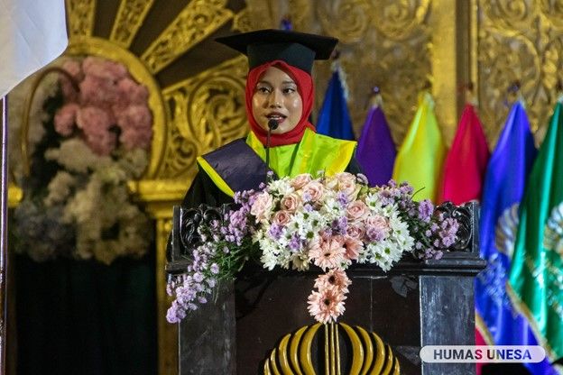 Mewakili seluruh wisudawan 112, Berliana Ulfa Faizah menyampaikan pesan dan kesan, serta rasa terima kasihnya kepada seluruh pimpinan dan dosen, serta kepada para orang tua kuat dan hebat.